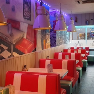 Verkocht - House Of Burgers en Pizza's - Moderne Horeca-Burgerbar-Pizzeria restaurant met grote keuken en kelder, terras 6p