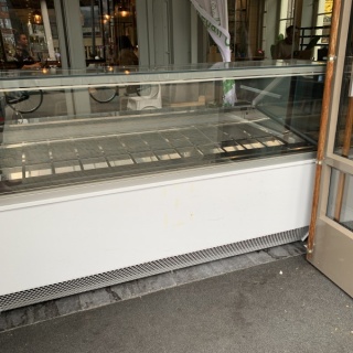 Schepijsvitrine ISA Millennium 24 bakken vrijwel nieuwstaat voor ijssalon