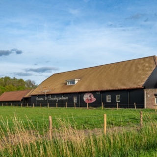 Restaurant, zalen en een luxe beauty- en saunacentrum.