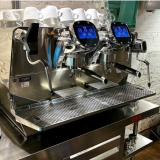 Te koop: Professionele  FAEMA 2-groeps espressomachine (incl. auto-steamer & LED-bar)