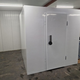 Vriescel 210 x 210 x 220 cm stekker klaar Nieuw