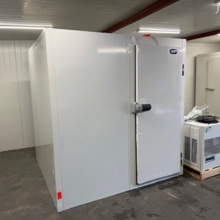 Vriescel 205 x 202 x 215 cm stekker klaar Nieuw