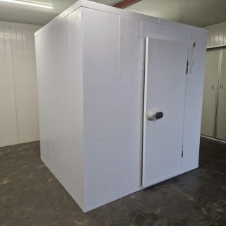 Vriescel 220 x 180 x 220 cm stekker klaar