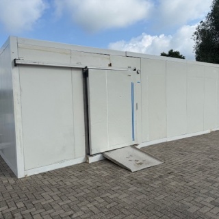 Vriescel 1108 x 628 x 298 cm met schuifdeur