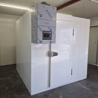 Vriescel 210 x 210 x 220 cm stekker klaar Nieuw