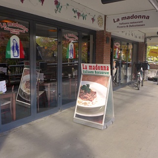 Italiaans restaurant, groot winkelcentrum Leiderdorp