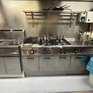Professionele horeca keukenlijn aangeboden
