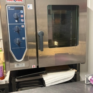Rational combi steamer met onderstel